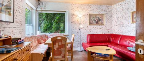 Televisie, een tafeltennistafel en een stereo