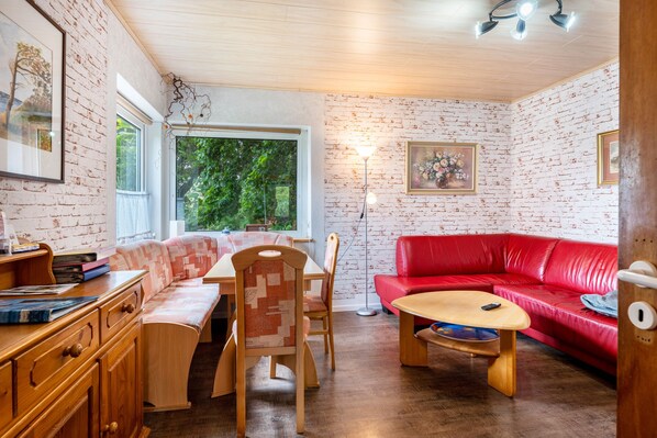 TV, ping pong, stereo