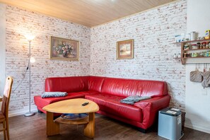 TV, table tennis, stereo - Holiday Apartment 'Caspersen' with Private Terrace, Private Garden and Wi-Fi (Viöl)