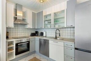 Kjøleskap, ovn, kokeplater og oppvaskmaskin