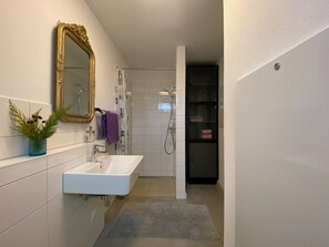 Douche, sèche-cheveux, serviettes fournies