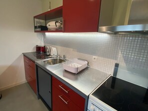 Jääkaappi, uuni, liesi, kahvin-/teenkeitin