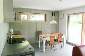 Réfrigérateur, micro-ondes, plaque de cuisson, cafetière/bouilloire