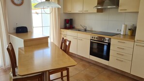 Een koelkast, een oven, een kookplaat, een koffiezetapparaat/waterkoker