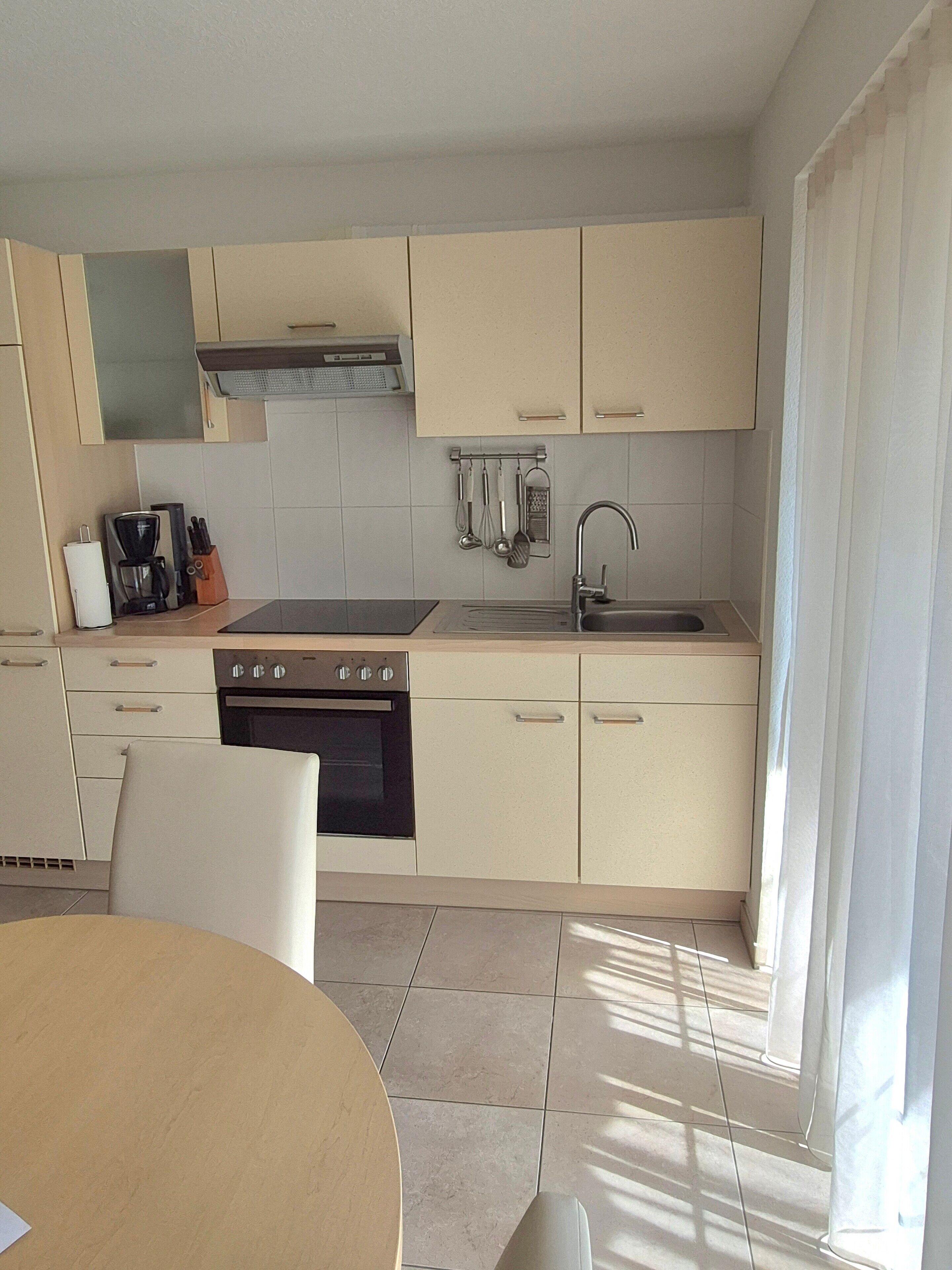 Kühlschrank, Ofen, Herdplatte, Wasserkocher mit Kaffee-/Teezubehör