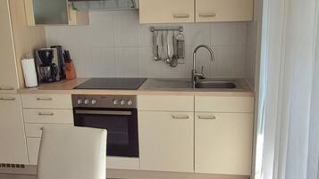 Kühlschrank, Ofen, Herdplatte, Wasserkocher mit Kaffee-/Teezubehör