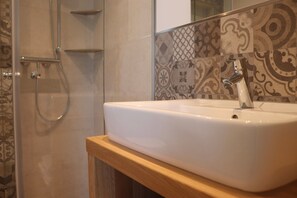Shower, hair dryer, towels - Apartment 'Mühlenteich' with Balcony, Shared Garden and Wi-Fi (Schmallenberg)