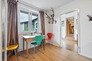 A dining area with a table, chairs, and a view of the outside. - Apartment 'Im Reiterparadies' with Private Terrace, Private Garden and Wi-Fi (Salzhausen)