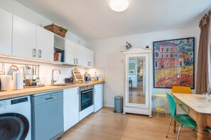 Fridge, oven, stovetop, dishwasher