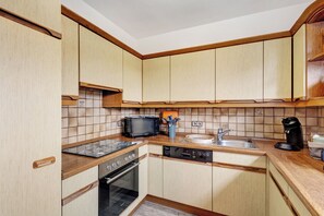 ثلاجة، ميكروويف، فرن، موقد طهي مسطح