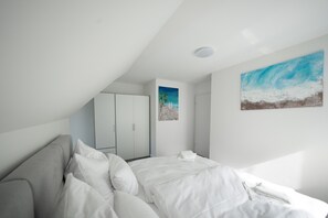 4 bedrooms, iron/ironing board, free WiFi, bed sheets
