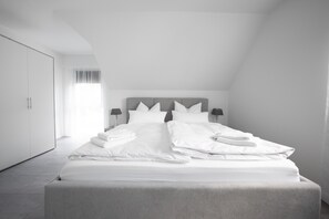 4 bedrooms, iron/ironing board, free WiFi, bed sheets - Holiday Home 'Weißes Haus, Vollausstattung' with Private Terrace, Private Garden and Wi-Fi (Oststeinbek)