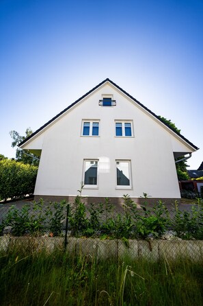 Exterior - Holiday Home 'Weißes Haus, Vollausstattung' with Private Terrace, Private Garden and Wi-Fi (Oststeinbek)