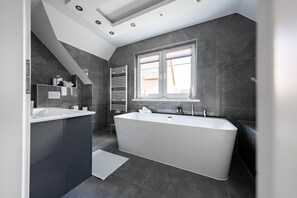 Shower, hair dryer, towels - Holiday Home 'Weißes Haus, Vollausstattung' with Private Terrace, Private Garden and Wi-Fi (Oststeinbek)