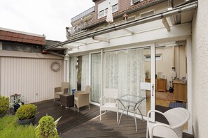 Outdoor dining - Apartment 'Ferienwohnung Ihmert' with Shared Terrace, Shared Garden and Wi-Fi (Hemer)