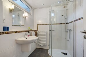 Shower, hair dryer - Apartment 'Ferienwohnung Ihmert' with Shared Terrace, Shared Garden and Wi-Fi (Hemer)