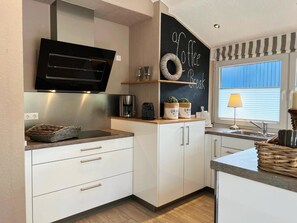 Fridge, oven, stovetop, dishwasher - Bungalow Malibu L by the Lake with Sauna (Wettringen)