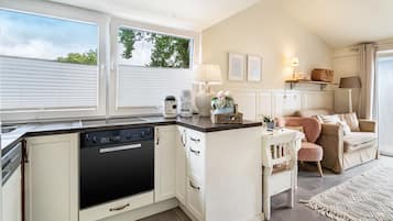 Réfrigérateur, un four, surface de cuisson, lave-vaisselle