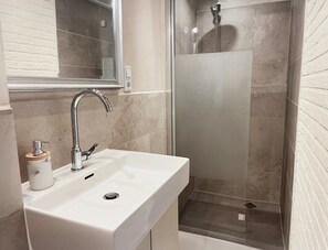 Ducha, secador de pelo y toallas