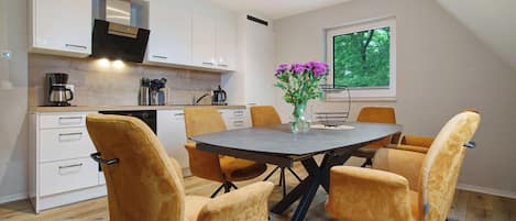 Fridge, oven, stovetop, dishwasher