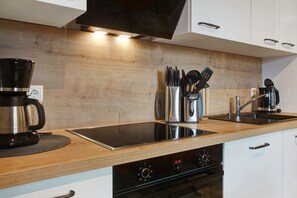 Fridge, oven, stovetop, dishwasher
