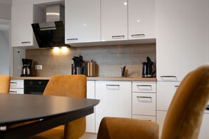 Fridge, oven, stovetop, dishwasher
