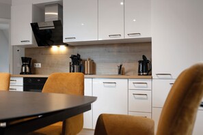 Refrigerador, horno, parrilla de estufa y lavavajillas