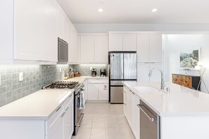 Geladeira, micro-ondas, fogão, cooktop