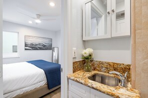 8 habitaciones, tabla de planchar con plancha y cuna de viaje