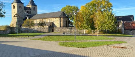 المنطقة المحيطة بالمنشأة