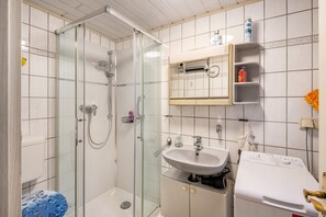 Shower, hair dryer, towels - Holiday Home 'Harzvorland' with Private Terrace and Wi-Fi (Seeland)