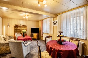 Dining - Holiday Home 'Harzvorland' with Private Terrace and Wi-Fi (Seeland)