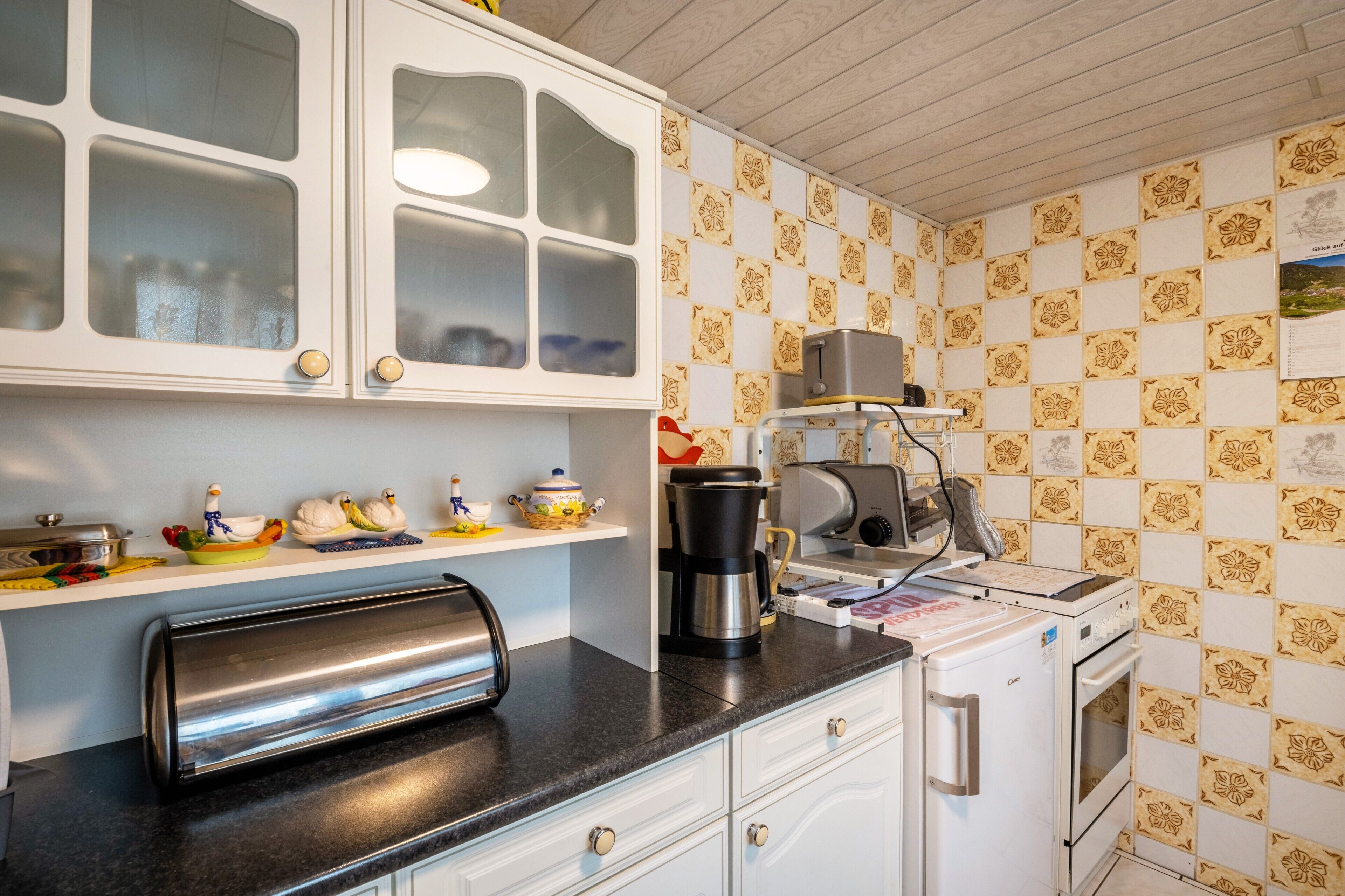 Kühlschrank, Ofen, Herdplatte, Wasserkocher mit Kaffee-/Teezubehör