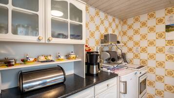 Kühlschrank, Ofen, Herdplatte, Wasserkocher mit Kaffee-/Teezubehör