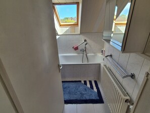 Een bidet, handdoeken