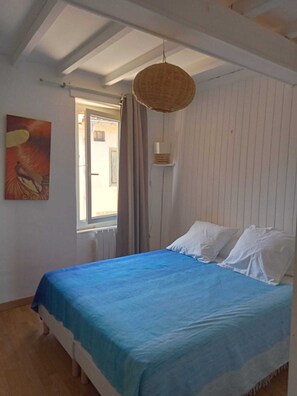 3 chambres, fer et planche à repasser, Wi-Fi gratuit, draps fournis