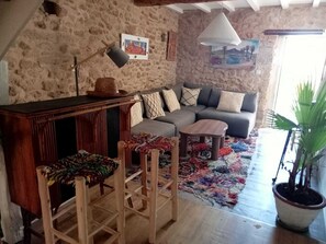 Smart TV, fireplace, DVD player, table tennis