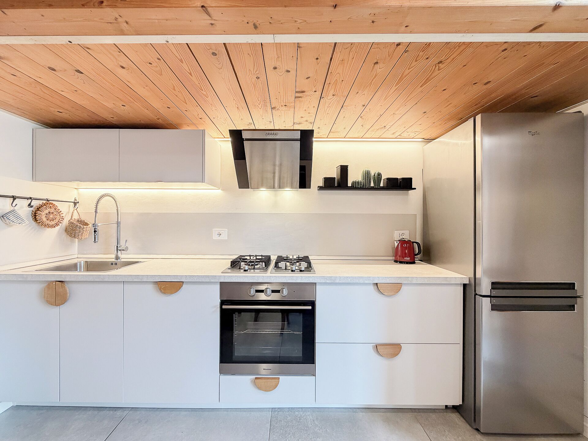 Four à micro-ondes, un four, surface de cuisson, lave-vaisselle