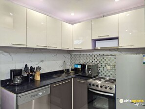 Fridge, microwave, stovetop, dishwasher
