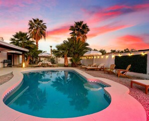 Alberca al aire libre y alberca climatizada