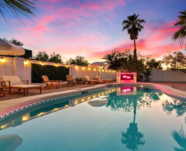 Una piscina al aire libre, una piscina climatizada