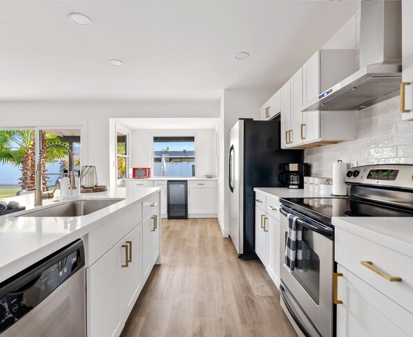 Refrigerador, microondas, horno y parrilla de estufa 