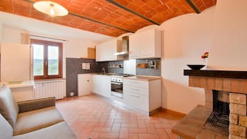 Coffee/tea maker, fridge, oven, stovetop