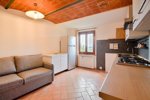 Fridge, oven, stovetop, coffee/tea maker