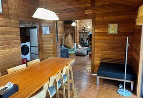 TV de tela plana, lareira