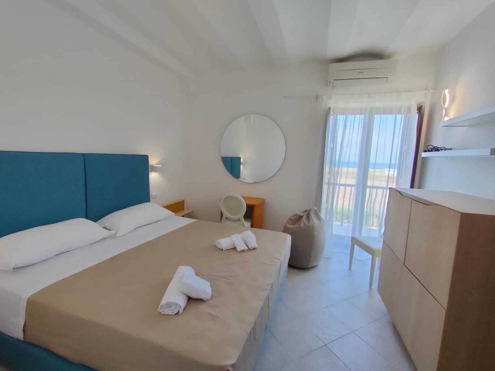 Minibar, desk, WiFi (free), bed sheets