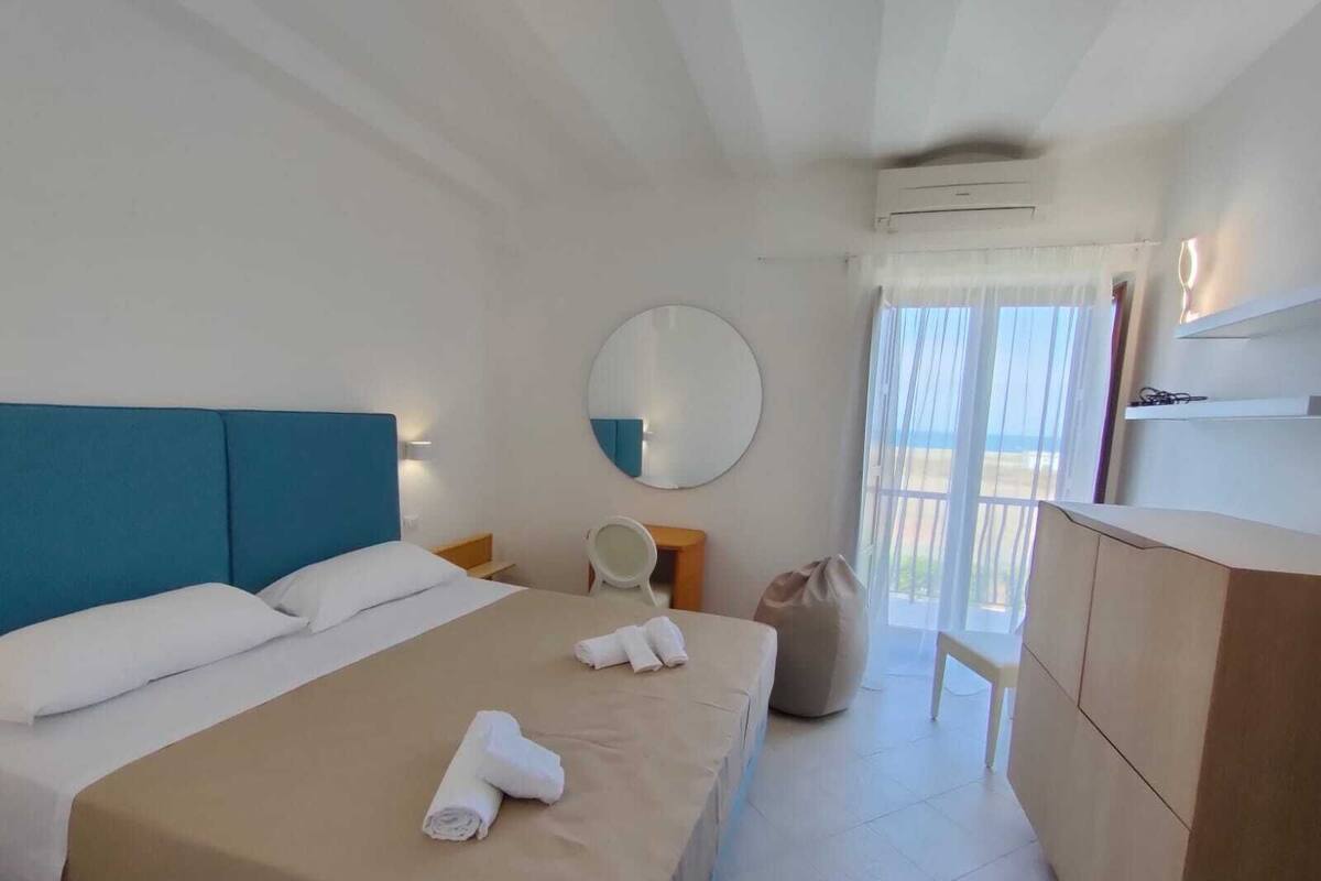 Minibar, desk, WiFi (free), bed sheets