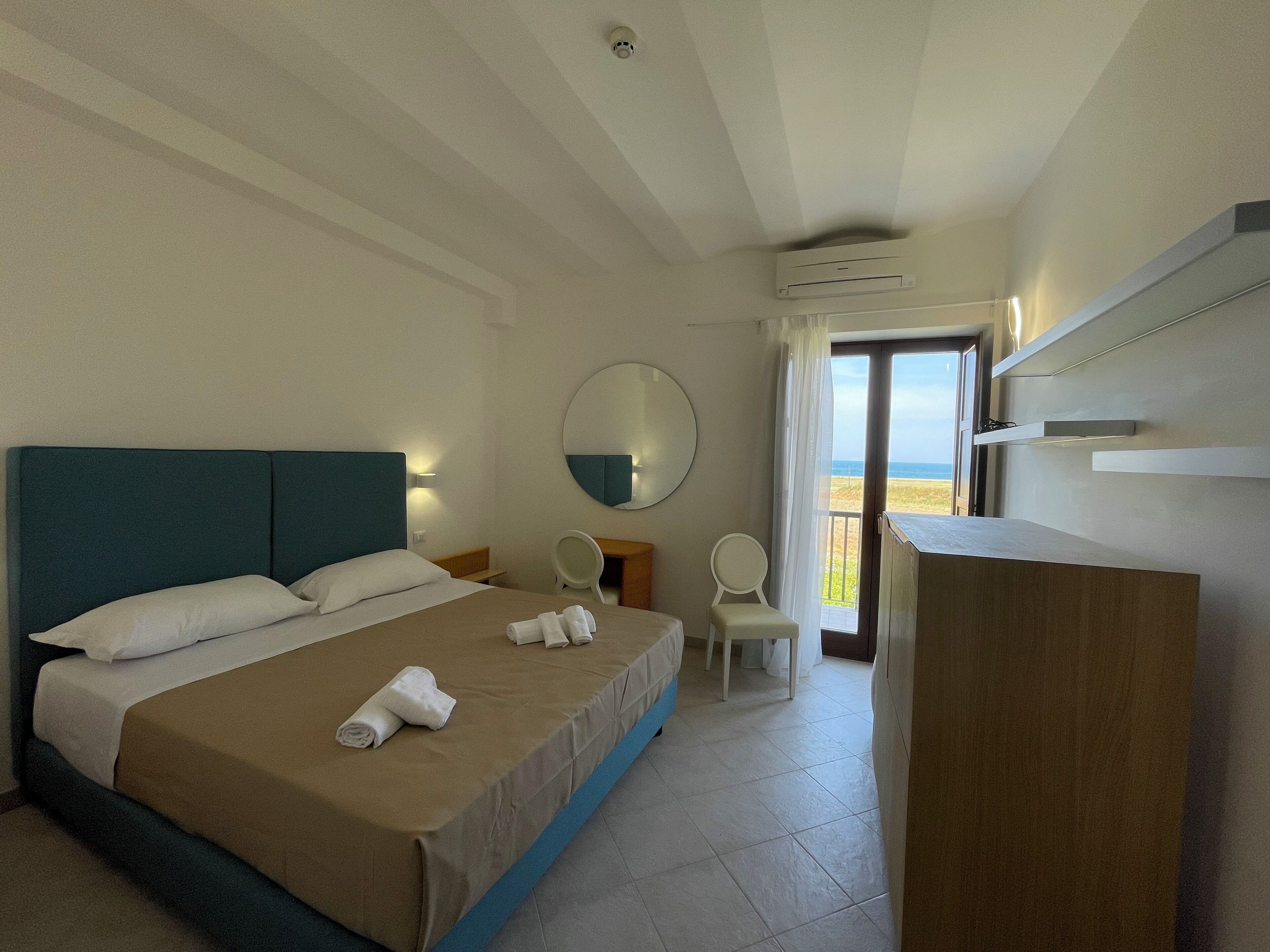 Minibar, desk, WiFi (free), bed sheets