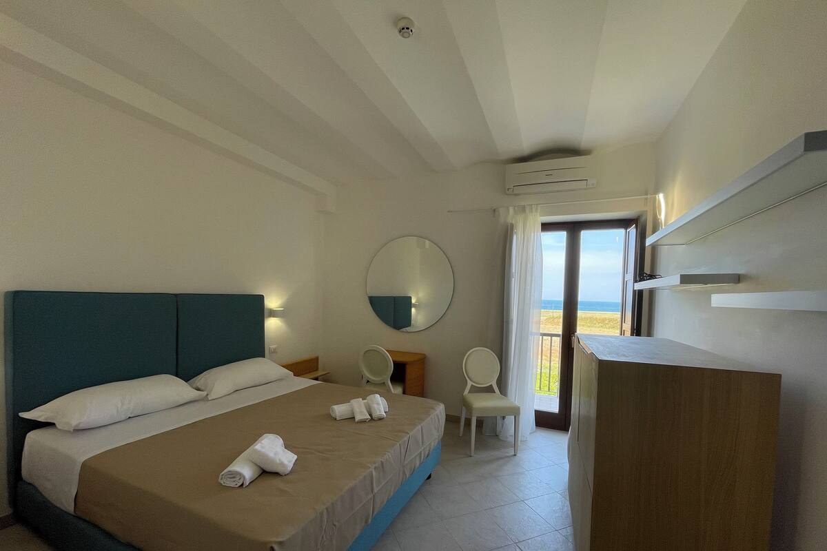 Minibar, desk, WiFi (free), bed sheets