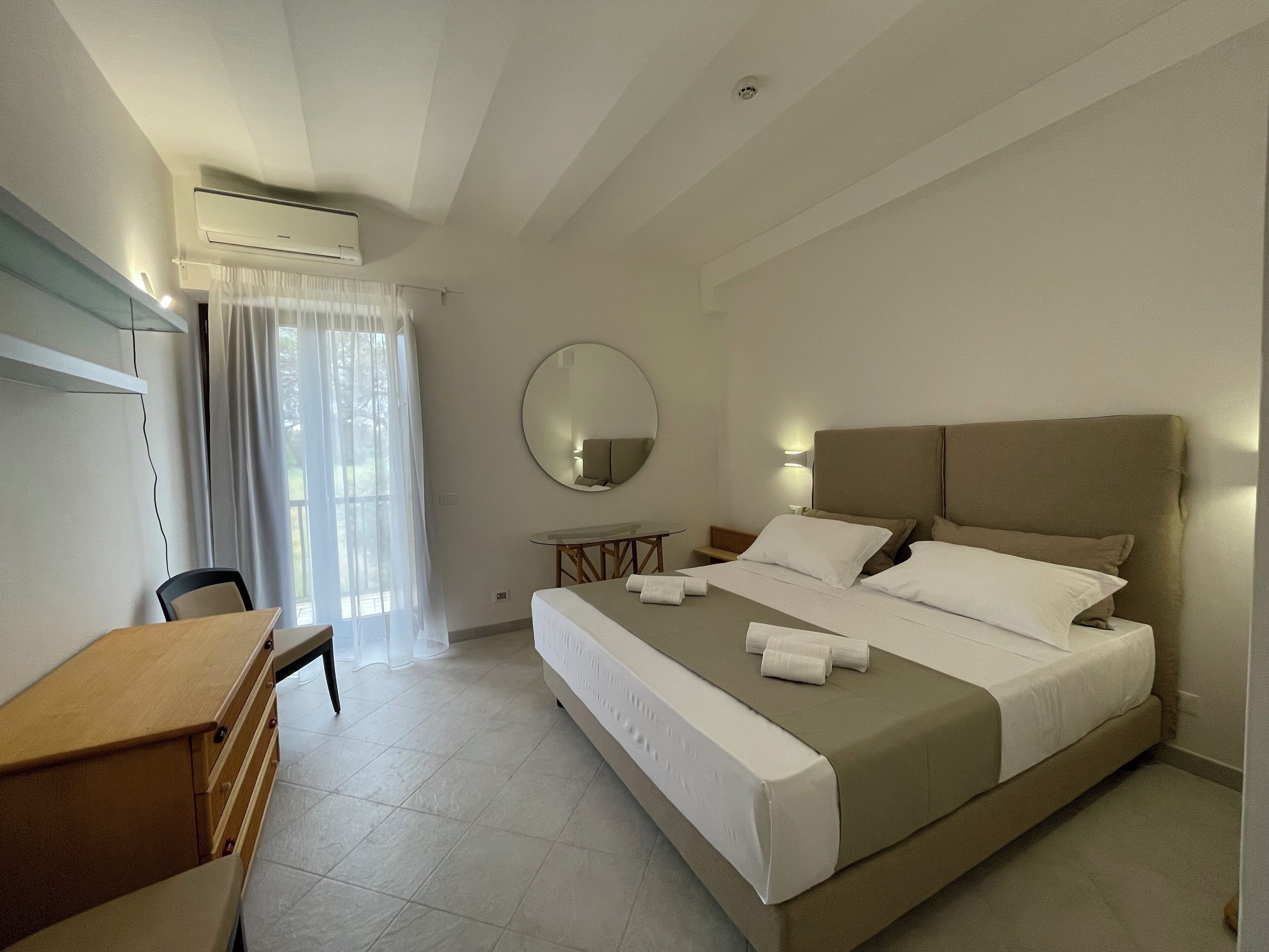 Minibar, desk, WiFi (free), bed sheets